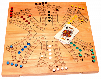 Tock Tock Game XXL aus Holz für 6 Spieler ist ein Unterhaltungsspiel mit Karten in den Maßen 35,0 x 35,0 x 2,5 cm Tock Samanea wooden board