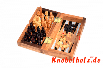 Backgammon Würfelspiel mit Schach als Spielebox in einem Strategiespiel und Unterhaltungsspiel mit den Maßen 17,8 x 18,4 x 2,5 cm