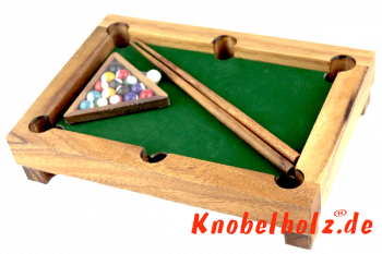 Billiard Tisch mini für mehrere Spieler im Büro aus einem Samanea Holstisch mit Samtbezug