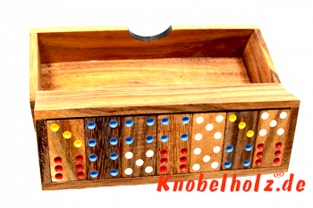Domino spielen mit mehreren Personen das bis 6 Punkten viel Spass beim anlegen der Steine.