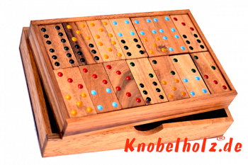 Domino spielen mit mehreren Personen das bis 6 Punkten viel Spass beim anlegen der Steine.