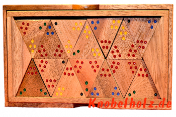 Triomino Jumbo das Dreiecks Domino spielen mit mehreren Personen...schön aufgepasst jetzt müssen immer 2 zahlen pro Seite zueinander passen.